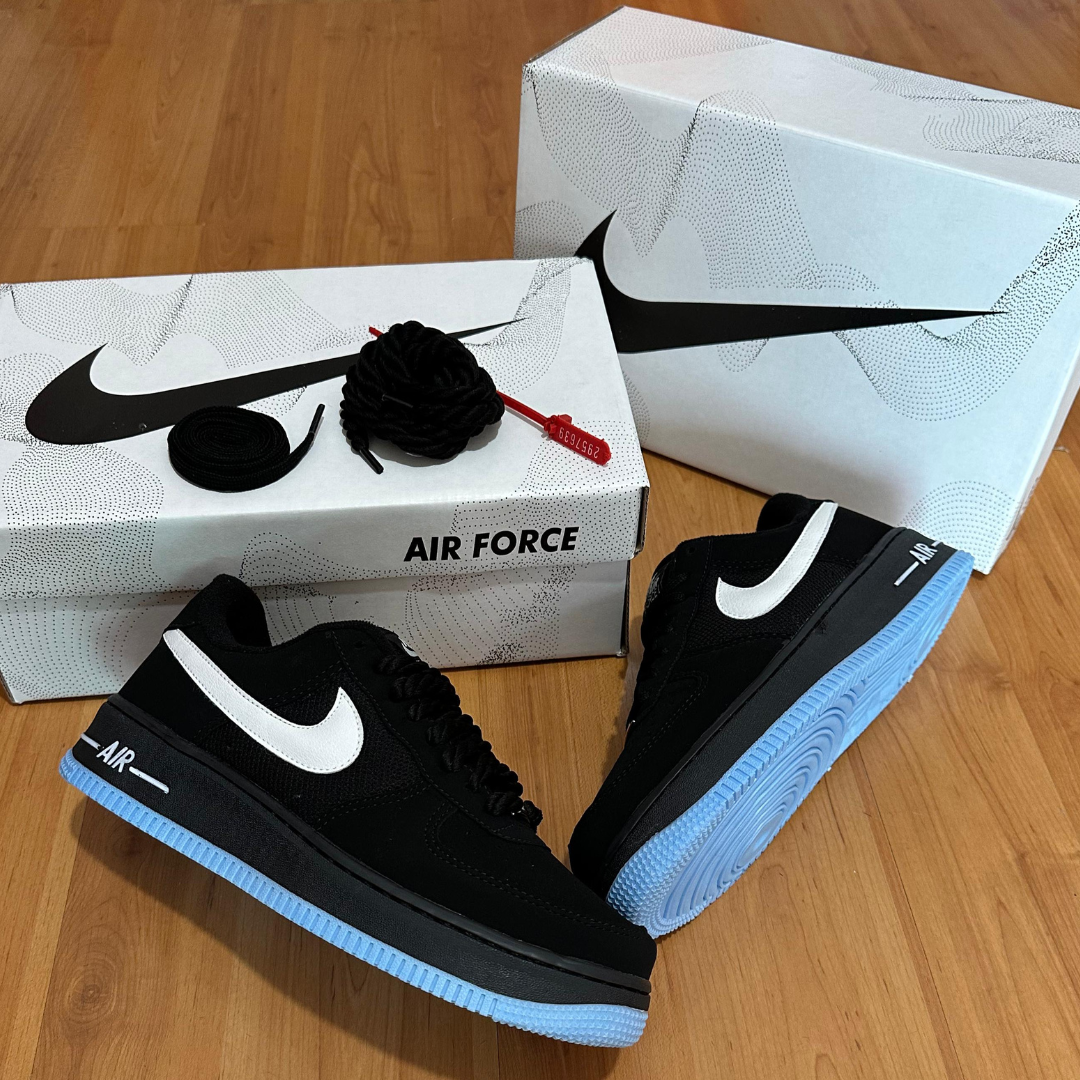 Nike Air Force 1 – Nobuk Preto/Celeste